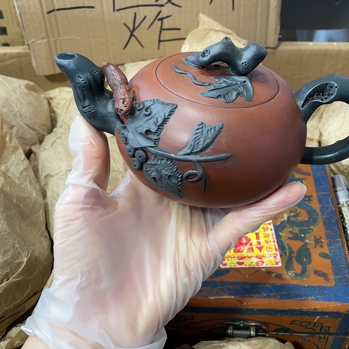 紫砂茶壶原矿泥料手工制作的一把紫砂壶。