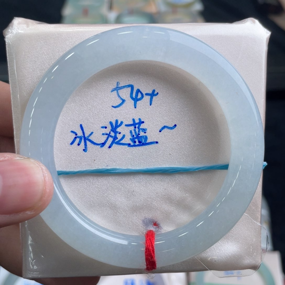 翡翠手镯未镶嵌翡翠手镯