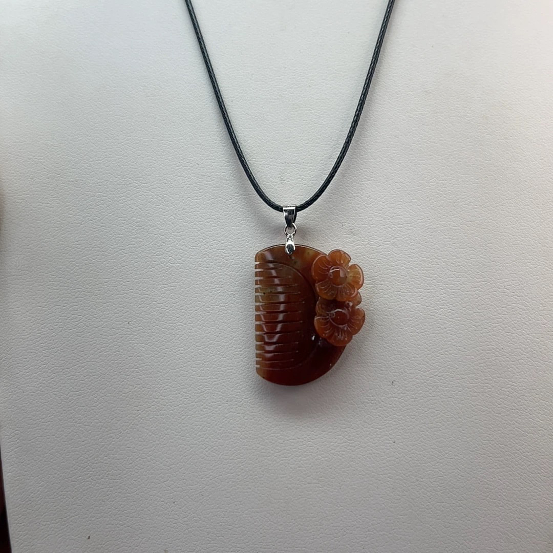 岫玉辽阳红梳子吊坠一顺百顺