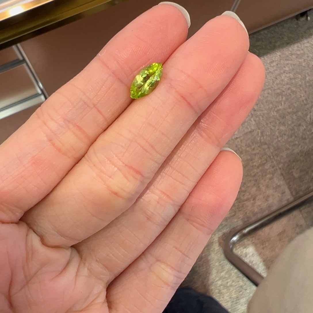 ****子裸石橄榄石未镶嵌0.9ct马眼