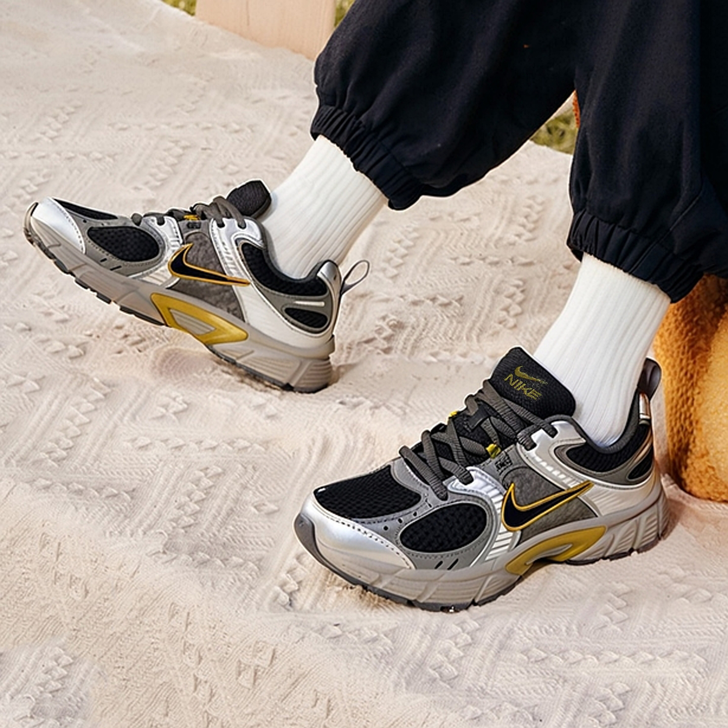 耐克男女童鞋NIKE V5 RNR透气运动鞋网眼轻便复古跑鞋HQ6411-300