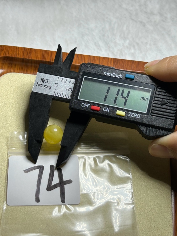 俄罗斯蜜蜡圆珠（带瑕）