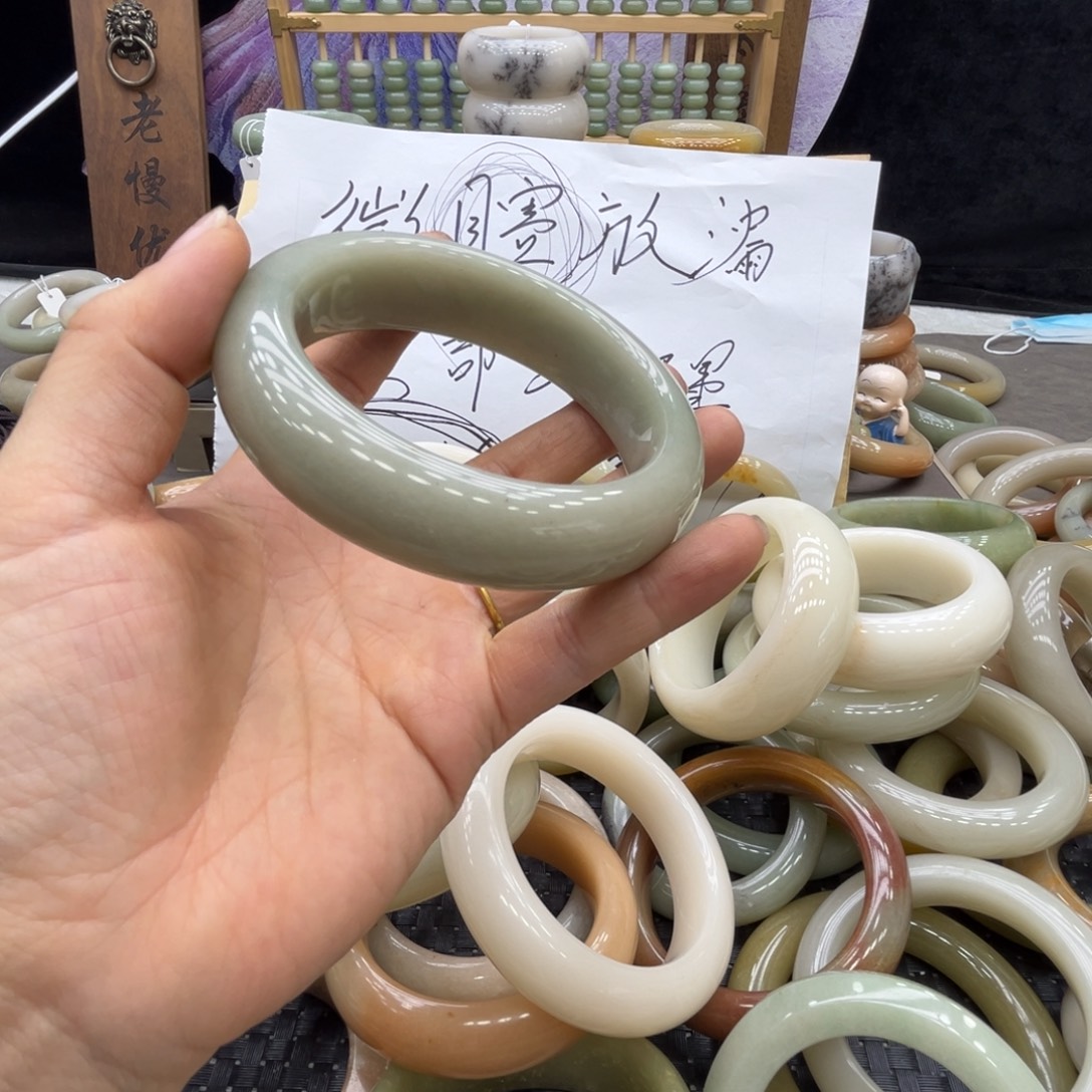 青***筝石英质玉未镶嵌手镯