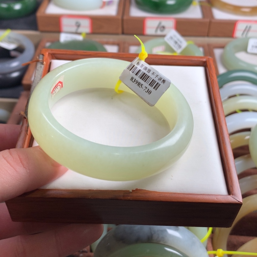 【闪购商品】和田玉手镯未镶嵌58