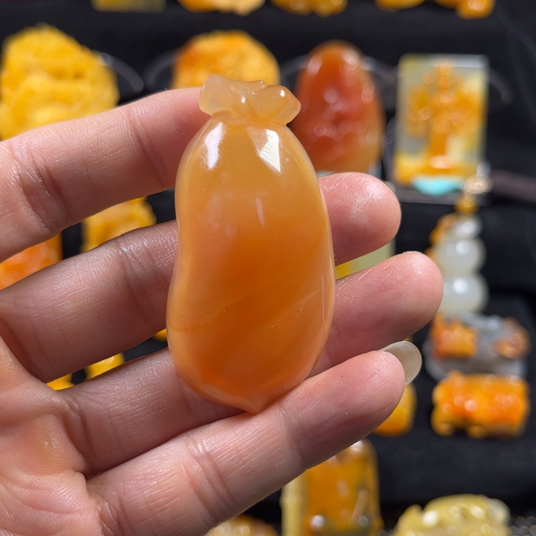 石英质玉（黄龙玉）未镶嵌颈饰