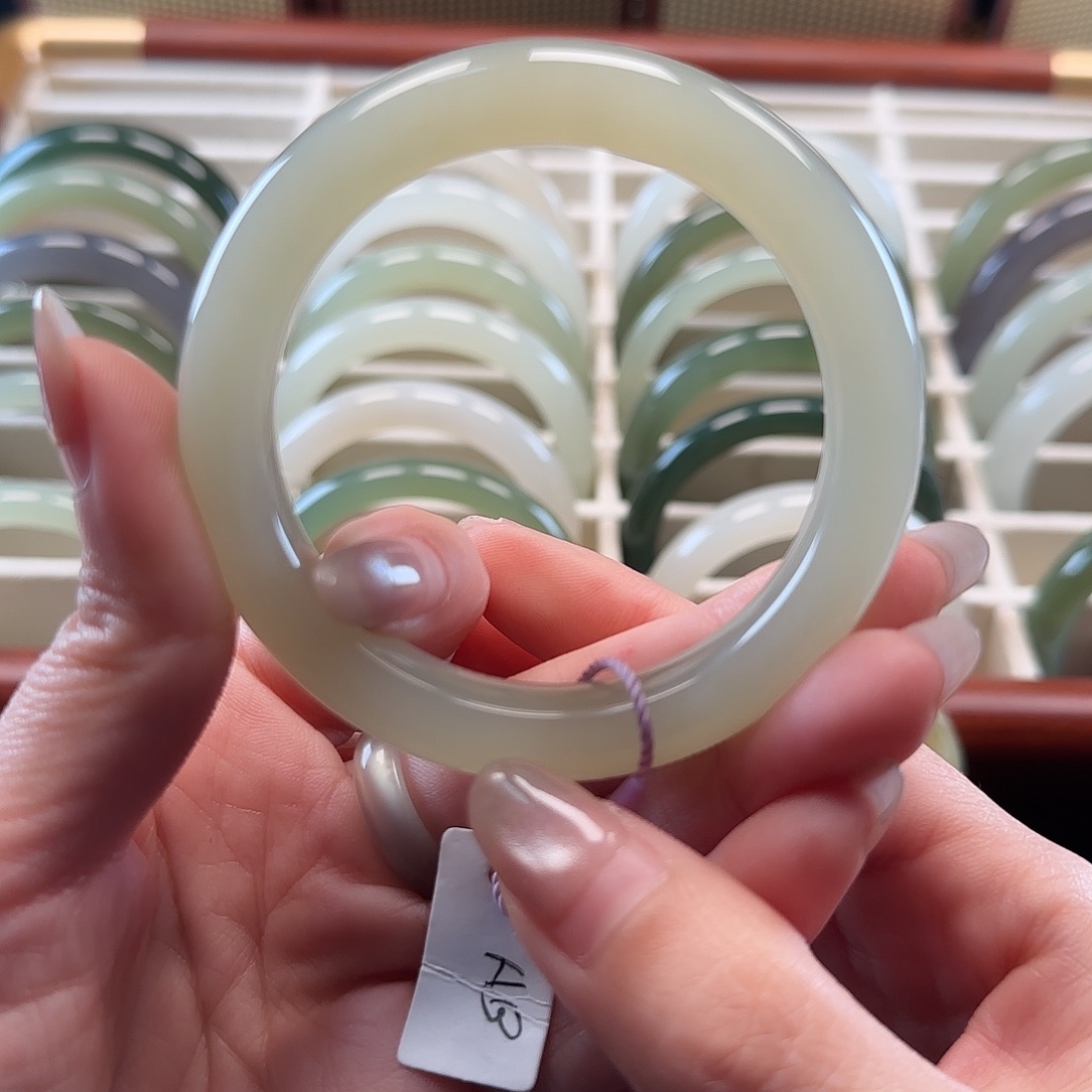 和田玉未镶嵌手镯