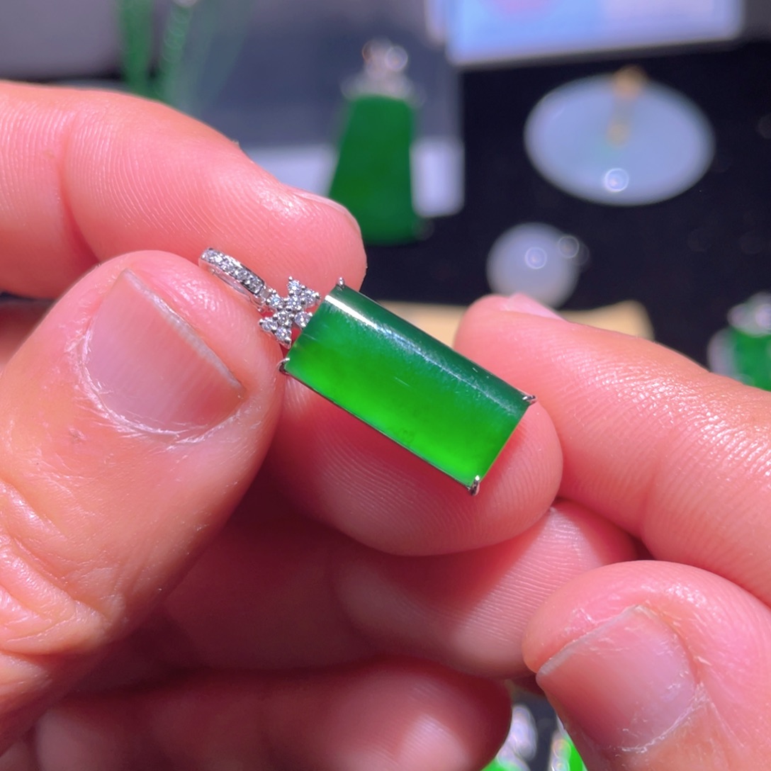 翡翠颈饰18K金镶嵌翡翠