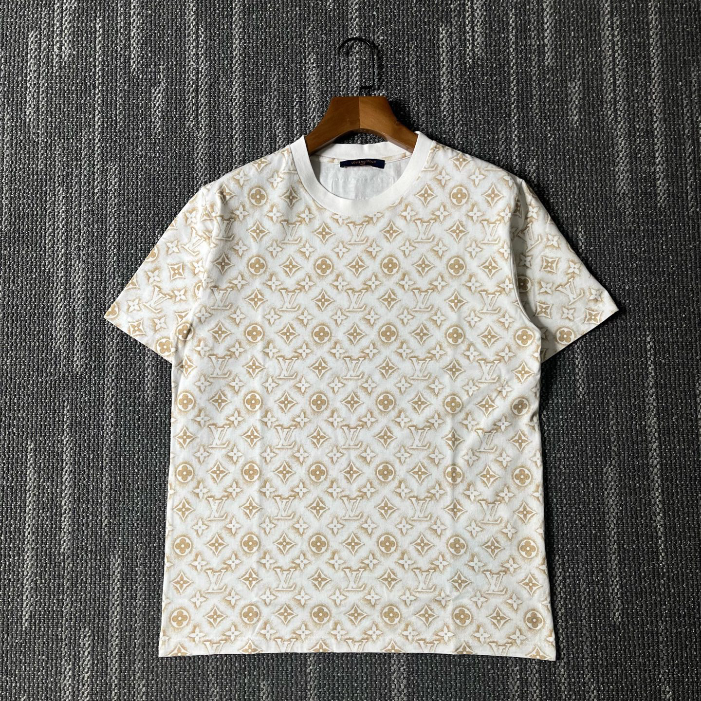 99新 LouisVuitton/路易威登 三花满印圆领短袖/L码/1846
