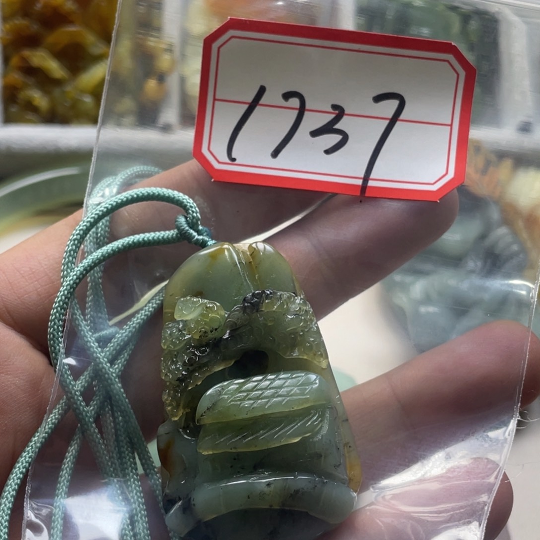 蛇纹石玉颈饰未镶嵌吊坠