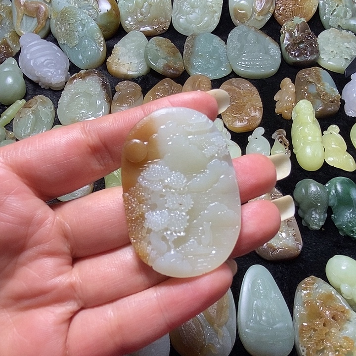 集***坊定制和田玉山水牌子。 