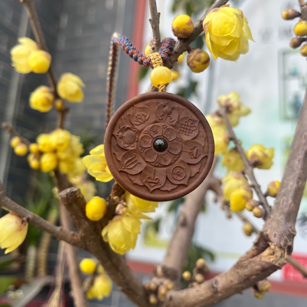 【黑肉】印度老山檀八宝吉祥莲花吊坠挂件整木雕刻绳子不指定