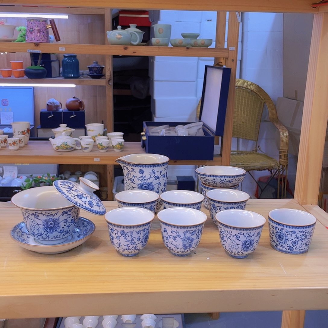 青花缠枝莲汝瓷套装