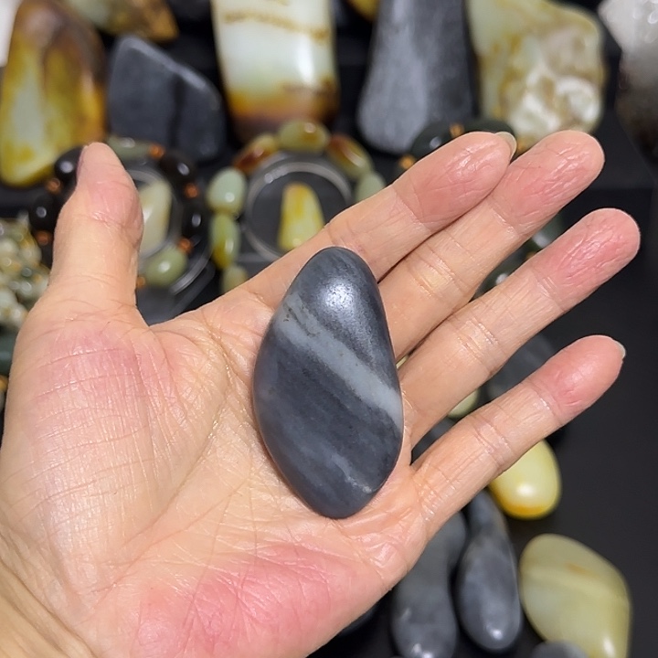 人***己和田玉（糖玉）未镶嵌手链