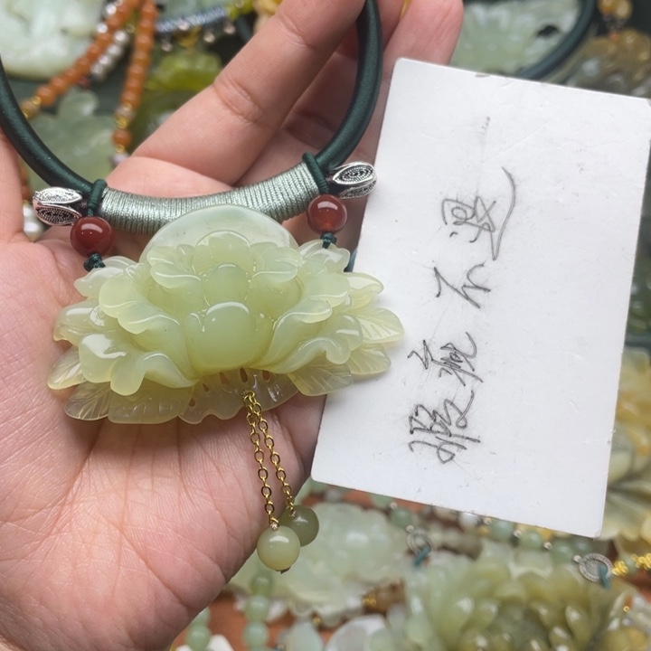 蛇纹石玉吊坠合金