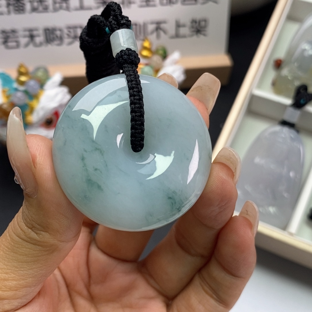 翡翠挂件未镶嵌翡翠