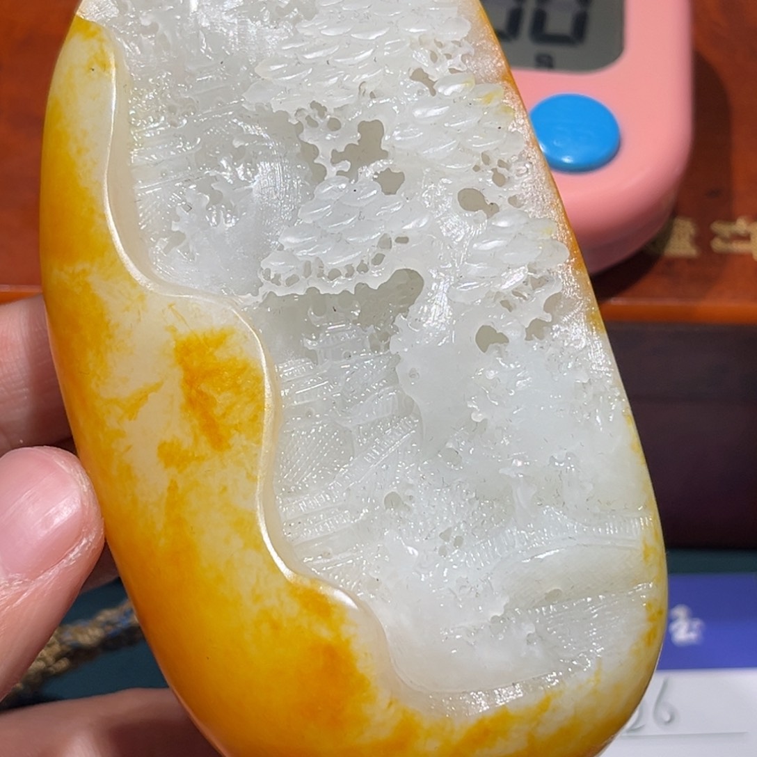 奈****奈山水镂空雕刻手把件