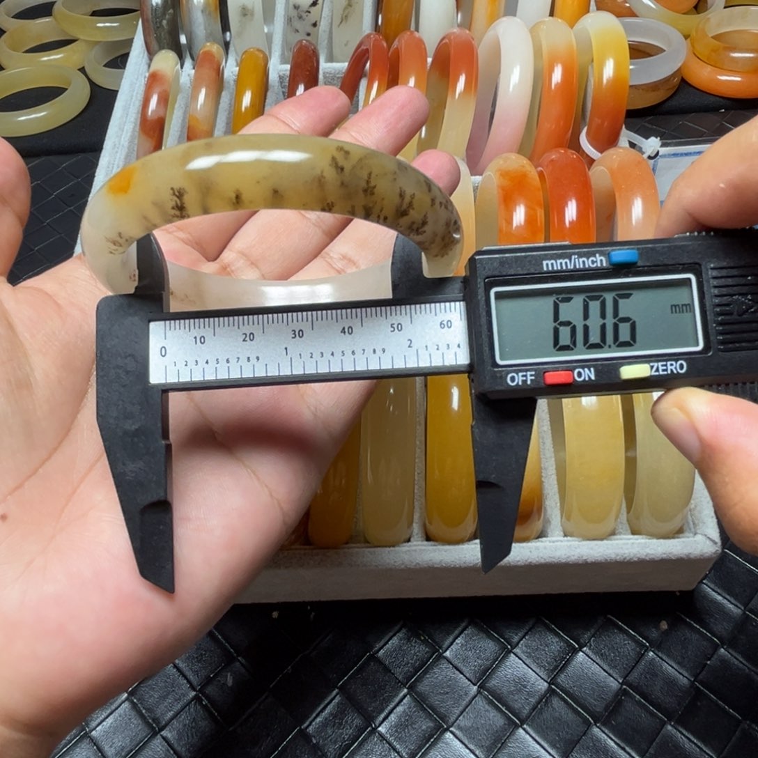 石英质玉（黄龙玉）未镶嵌手镯