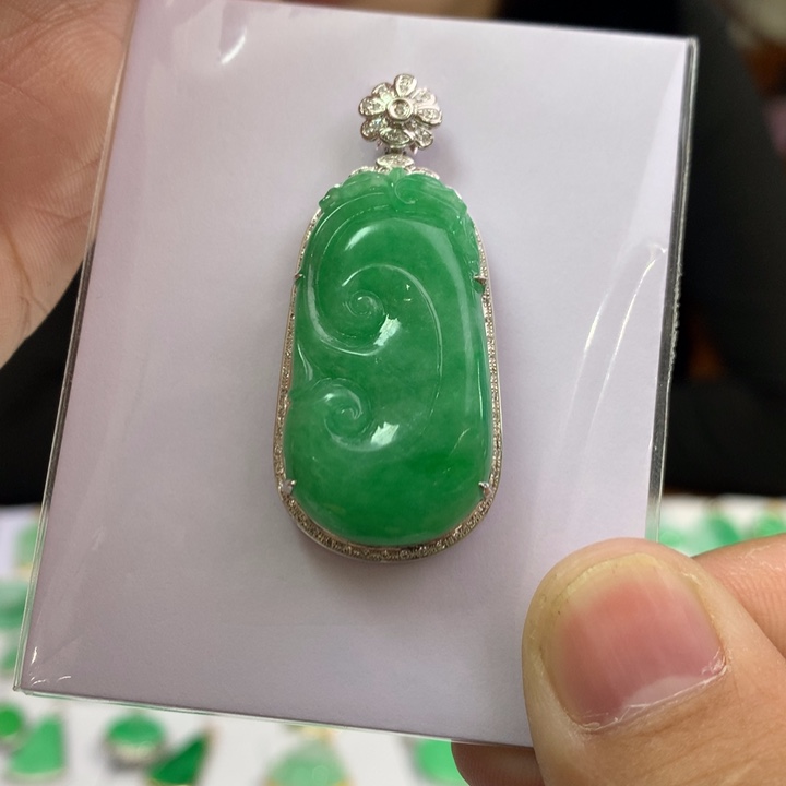 翡翠18K金镶嵌颈饰翡翠