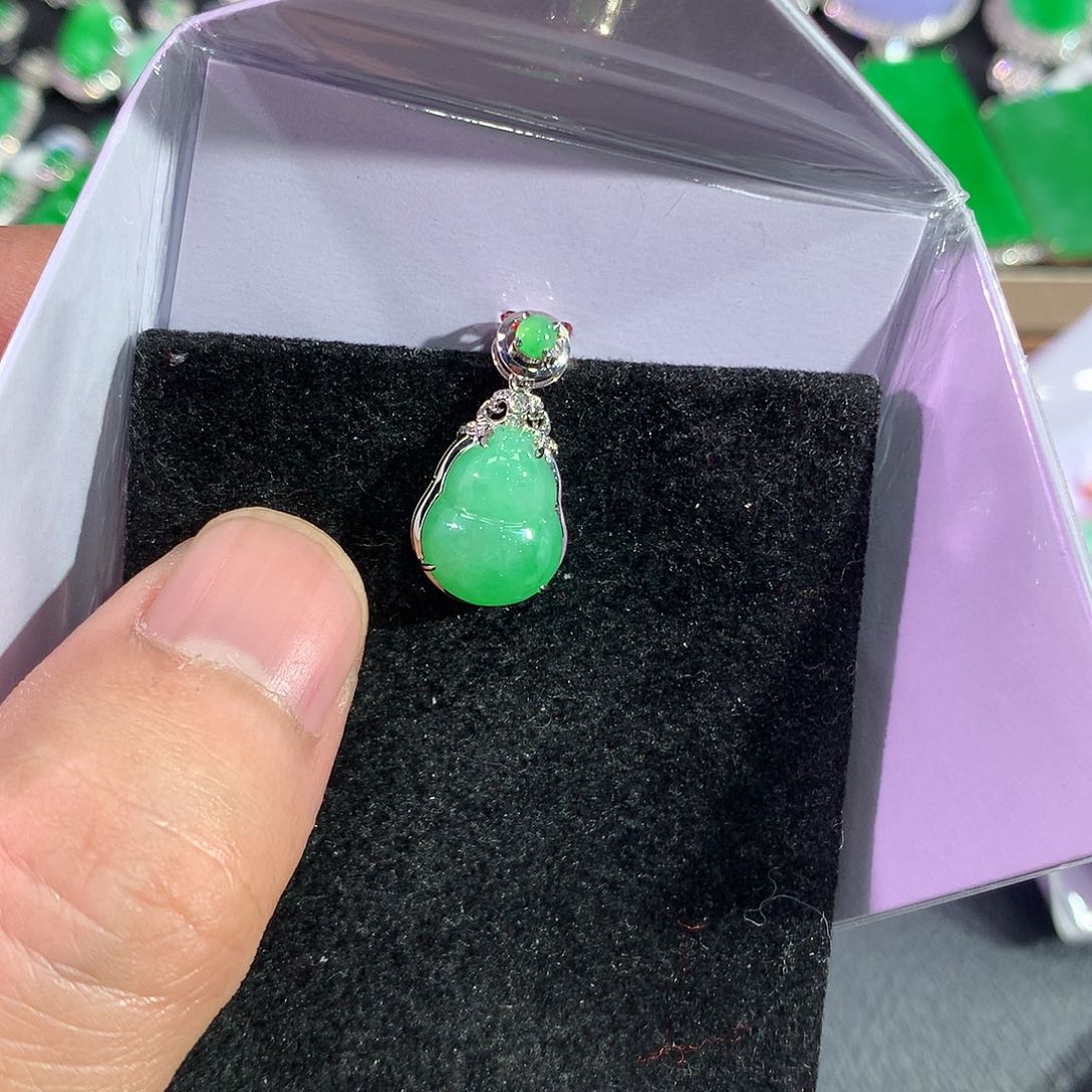 翡翠吊坠(赠链)18K金镶嵌