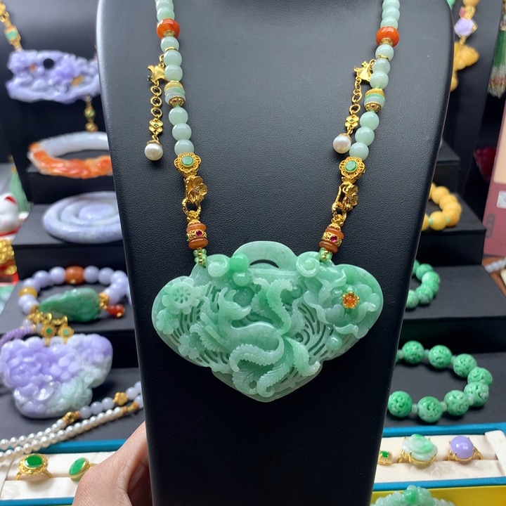 翡翠颈饰未镶嵌翡翠九尾狐