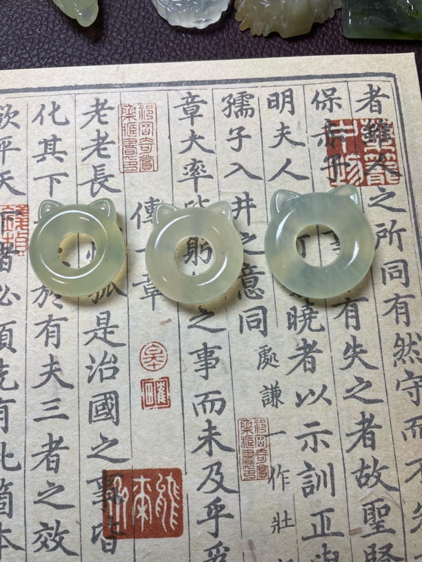 猫猫圈岫玉挂坠纯天然