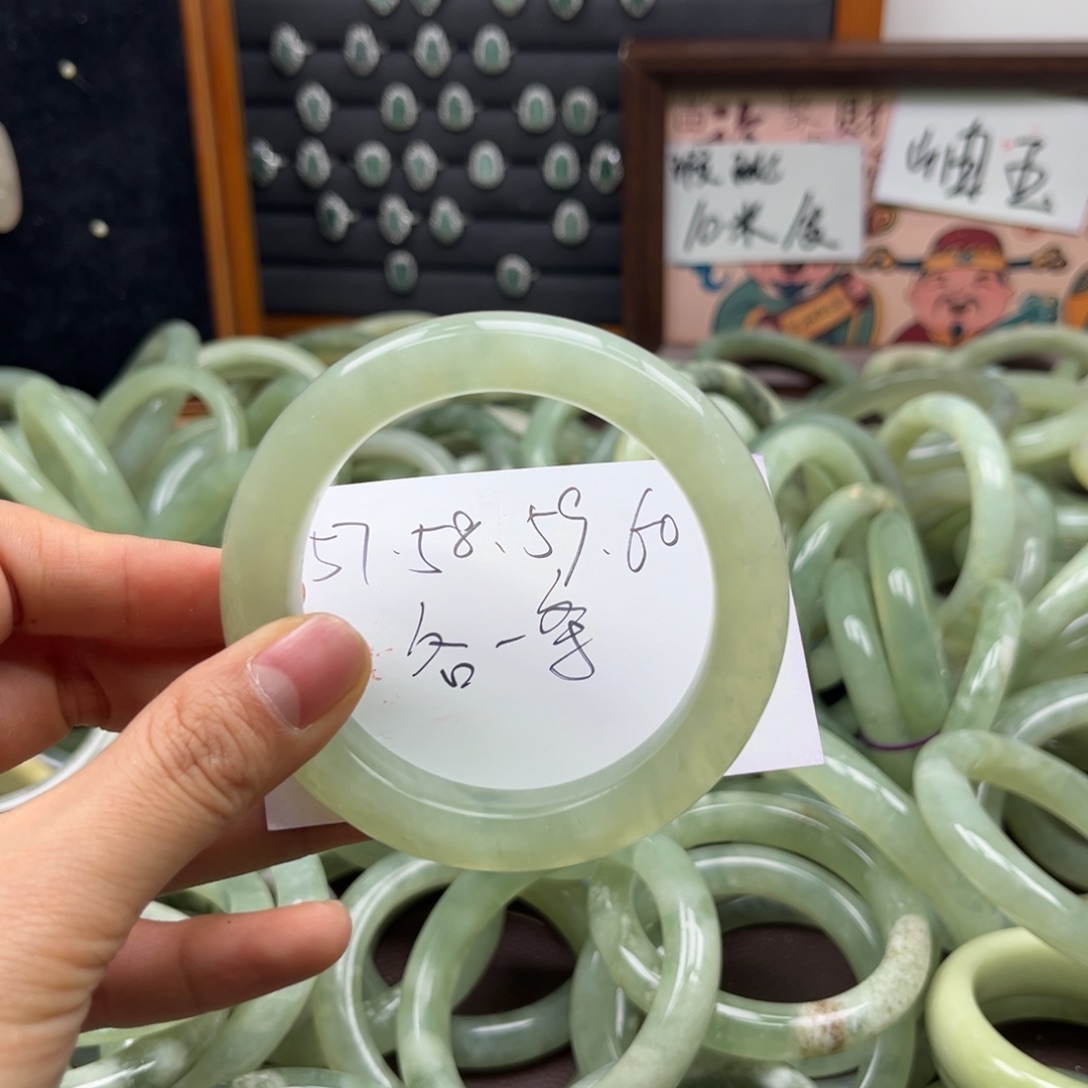 好***》蛇纹石玉未镶嵌手镯