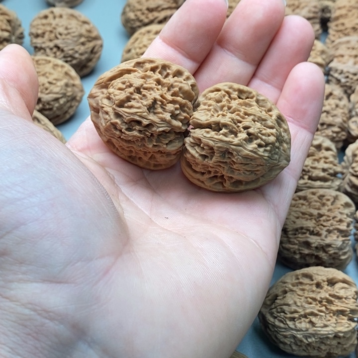 令***葱文玩核桃吊坠三角南疆石