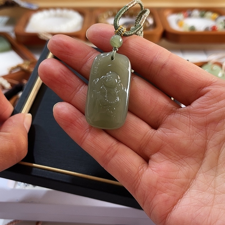 向***葵和田玉未镶嵌颈饰