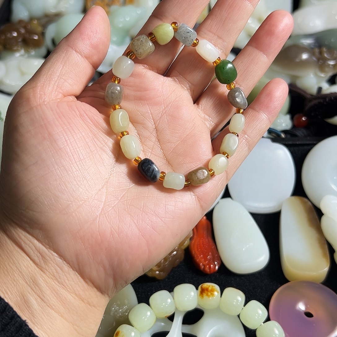 用***户和田玉未镶嵌颈饰