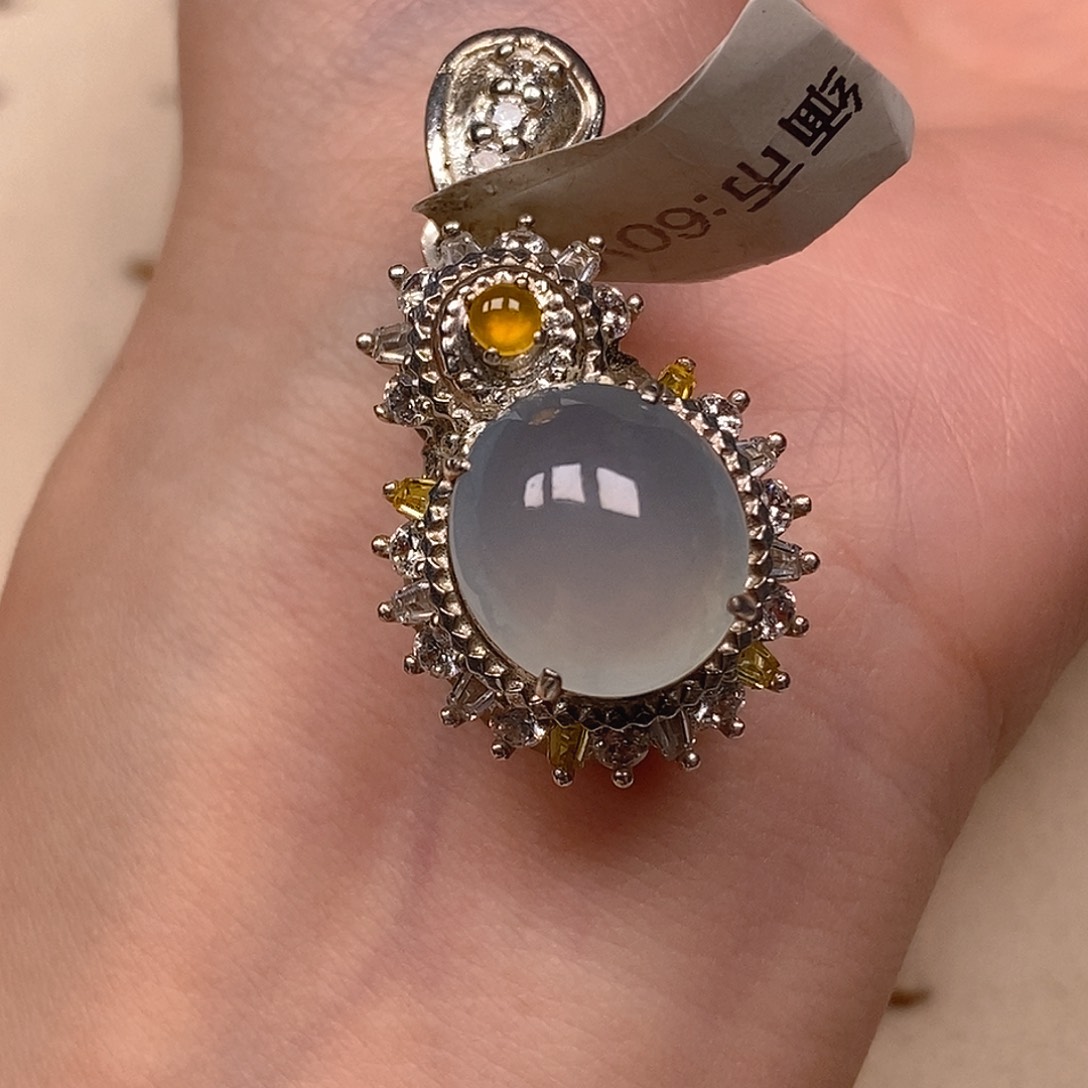 翡翠颈饰未镶嵌白冰