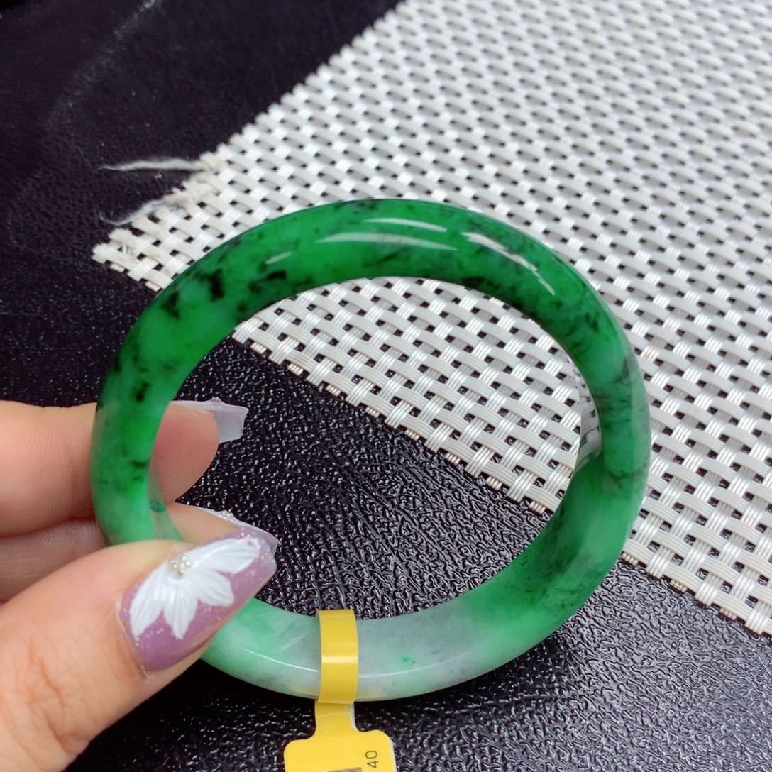 翡翠手镯未镶嵌缅甸