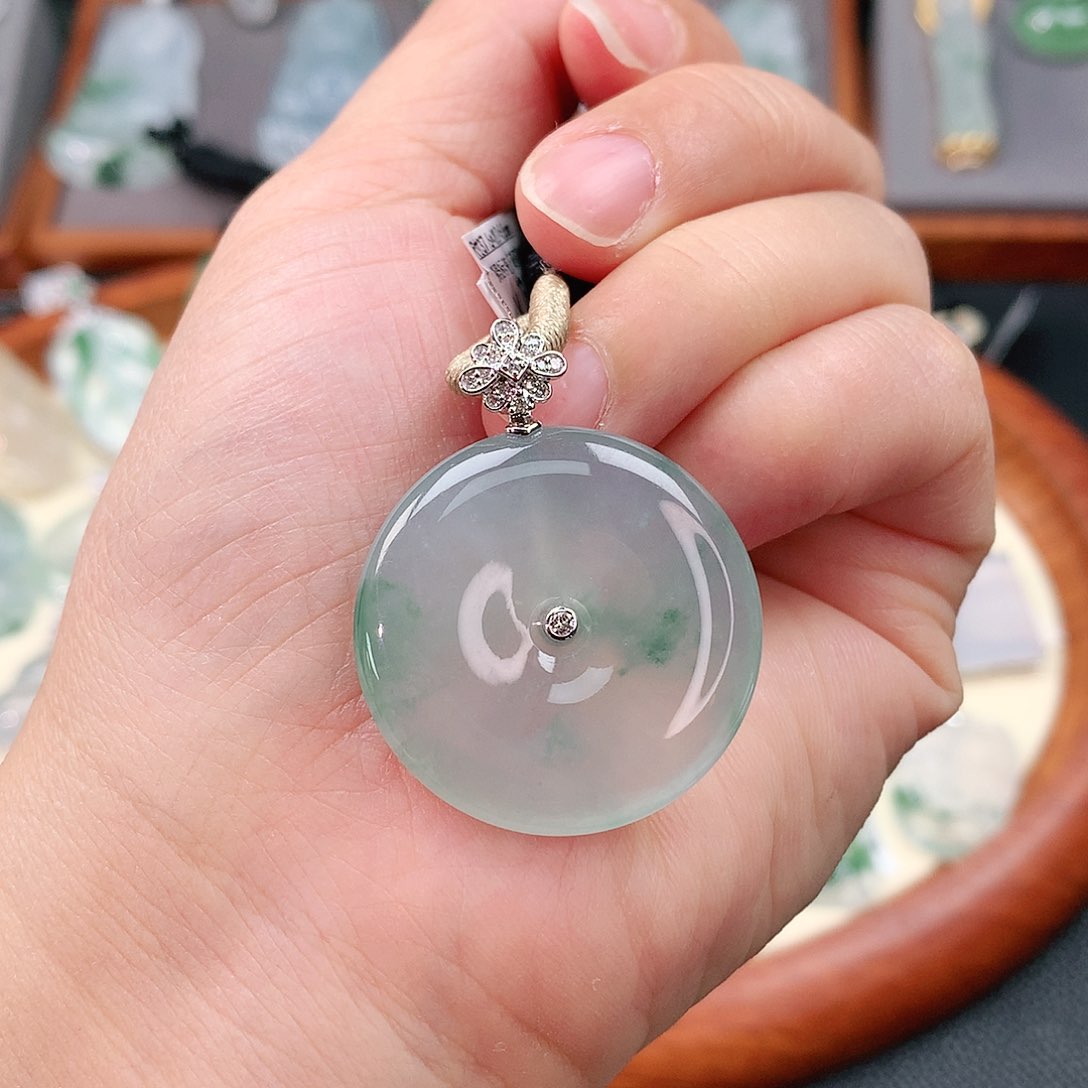 颈饰18K金镶嵌翡翠平安扣