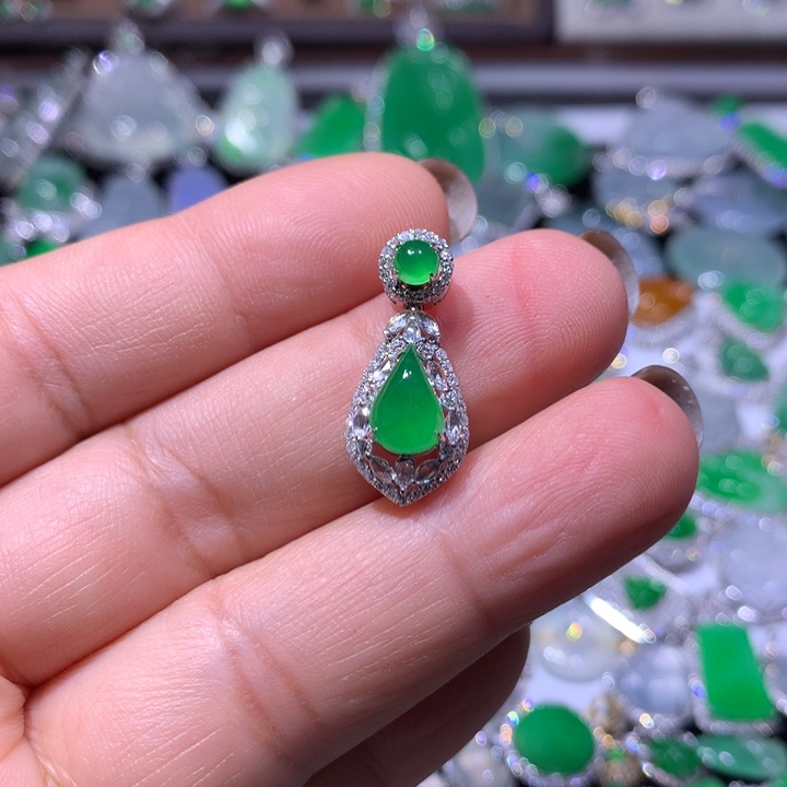 翡翠18K金镶嵌颈饰