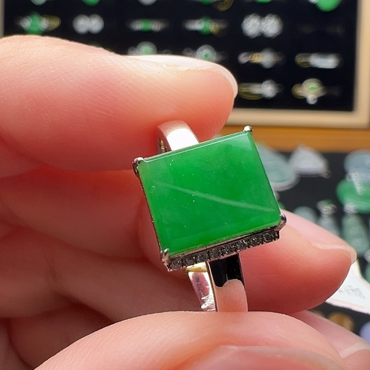 翡翠18K金镶嵌颈饰戒指