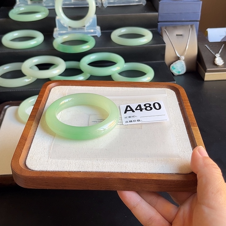 陆***芽非金属时尚手镯480