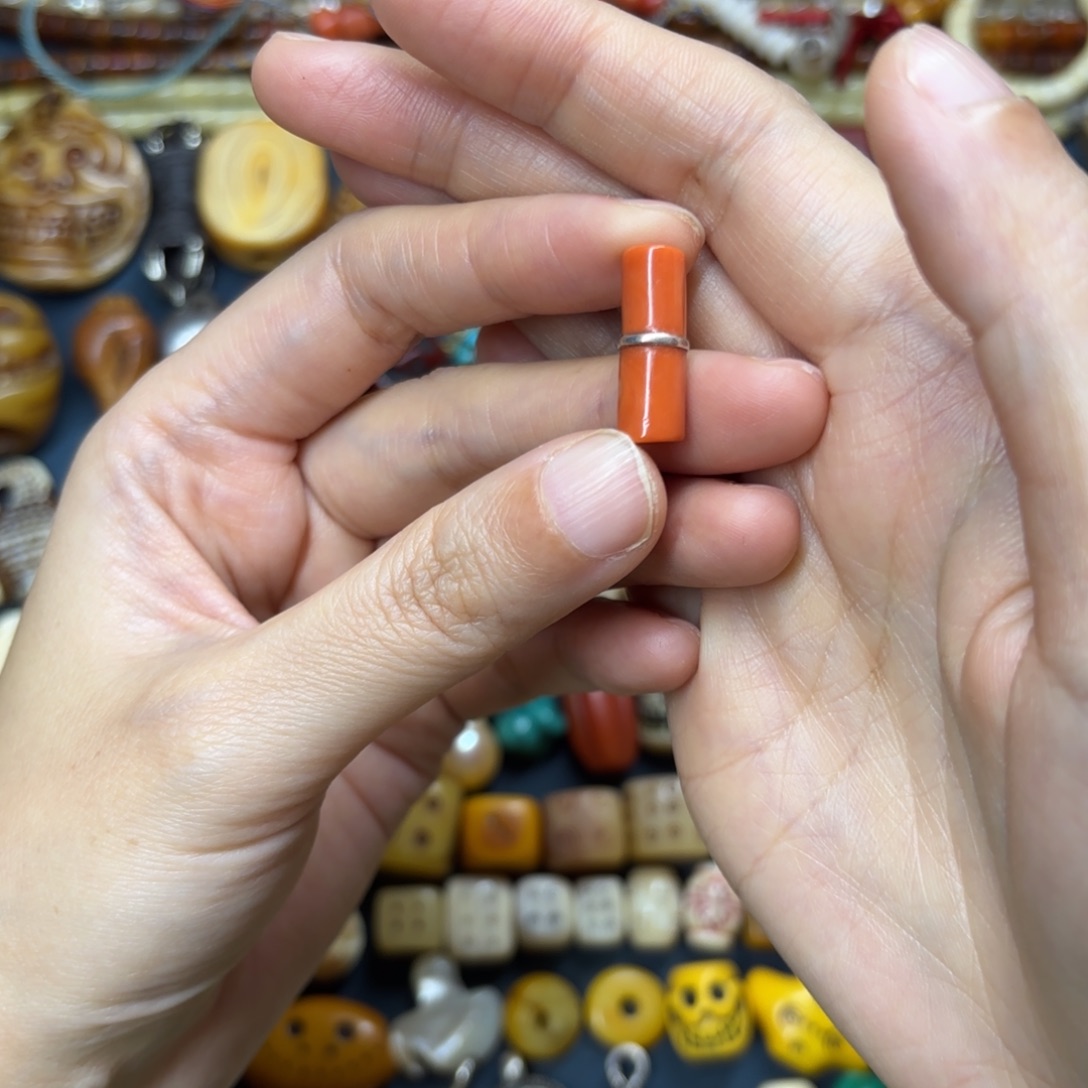 只买单纯的吊坠，没带链子，属的性质。树脂我*呢