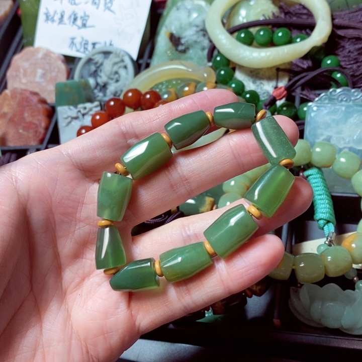 蛇纹石玉颈饰未镶嵌