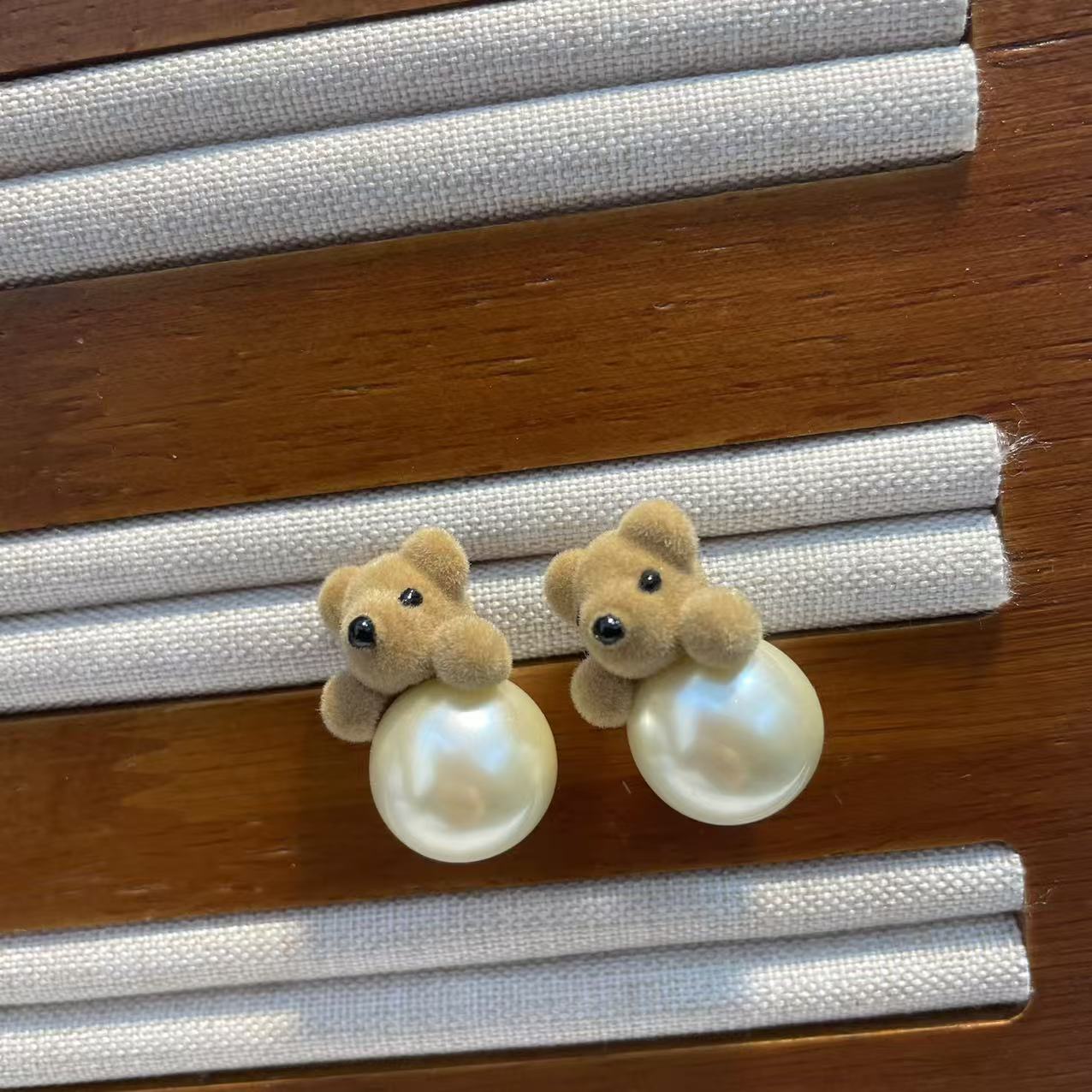 黄铜仿珍珠耳饰 抱珠小熊耳钉小众植绒耳饰