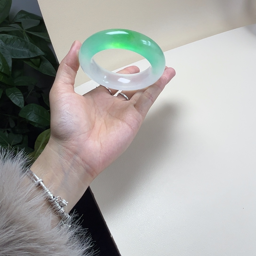 周***一玉时尚飘花手镯57面包周一