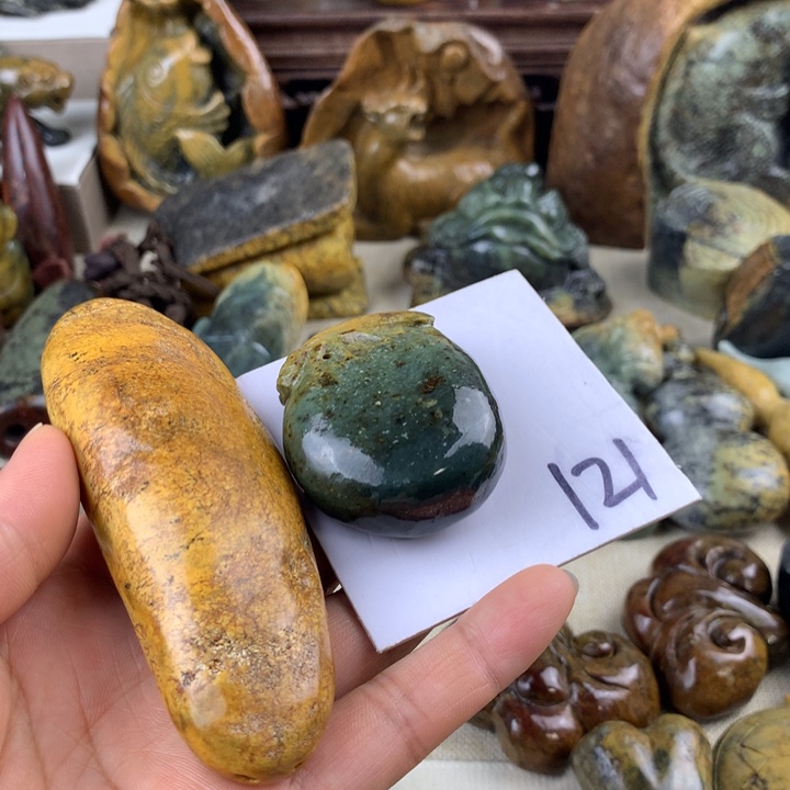 梅***莎岫岩河磨玉（透闪石质玉）未镶嵌珠宝奇石