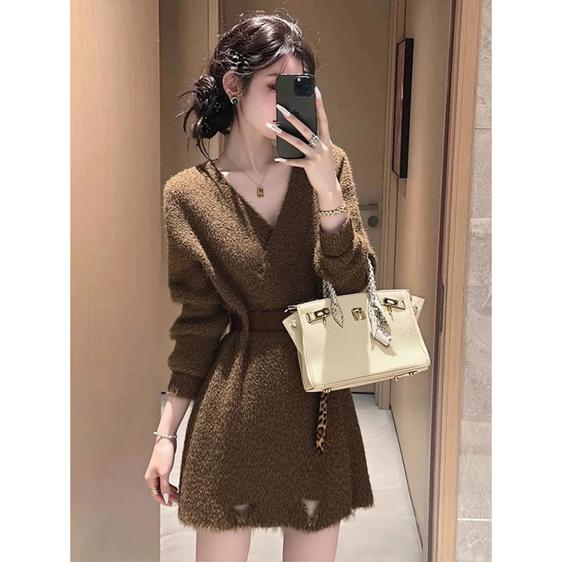 美拉德复古棕色V领针织连衣裙女2025新款秋季小个子气质收腰短裙