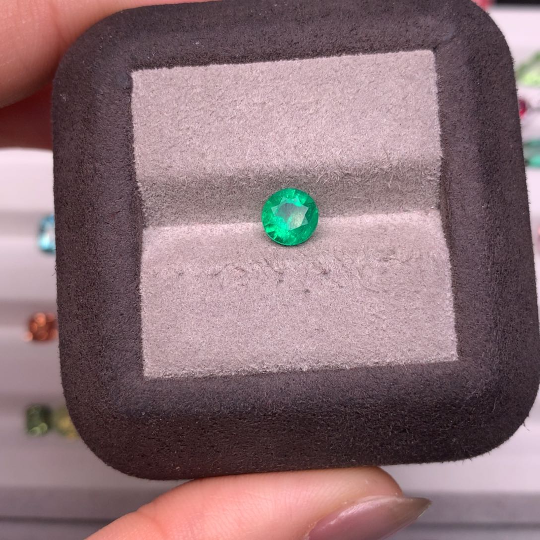 祖母绿裸石未镶嵌0.82克拉