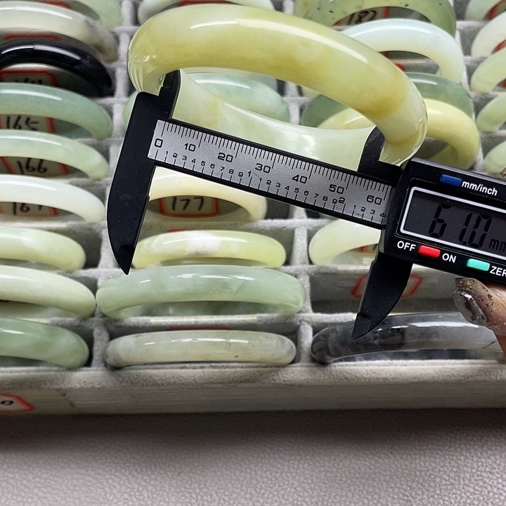 蛇纹石玉未镶嵌手镯189