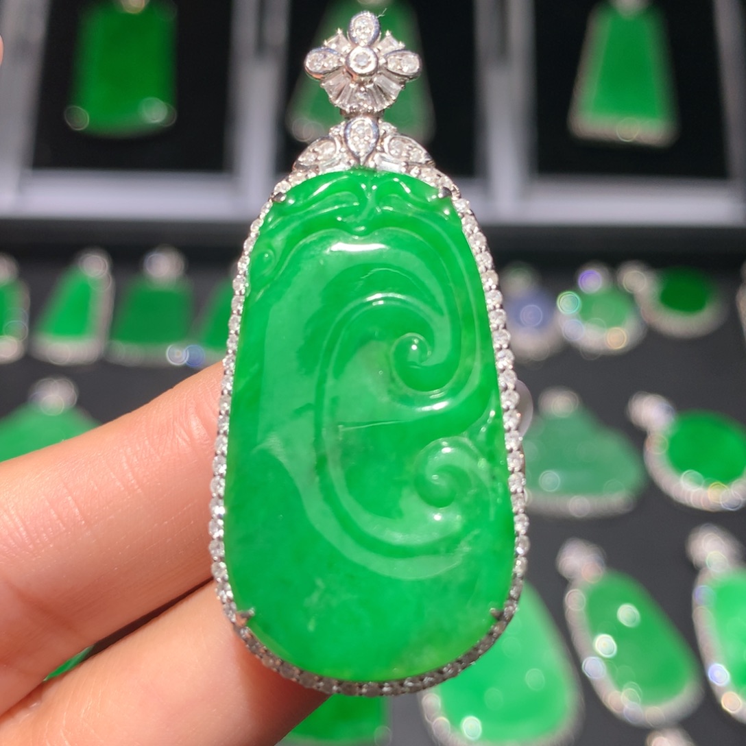 翡翠颈饰18K金镶嵌翡翠