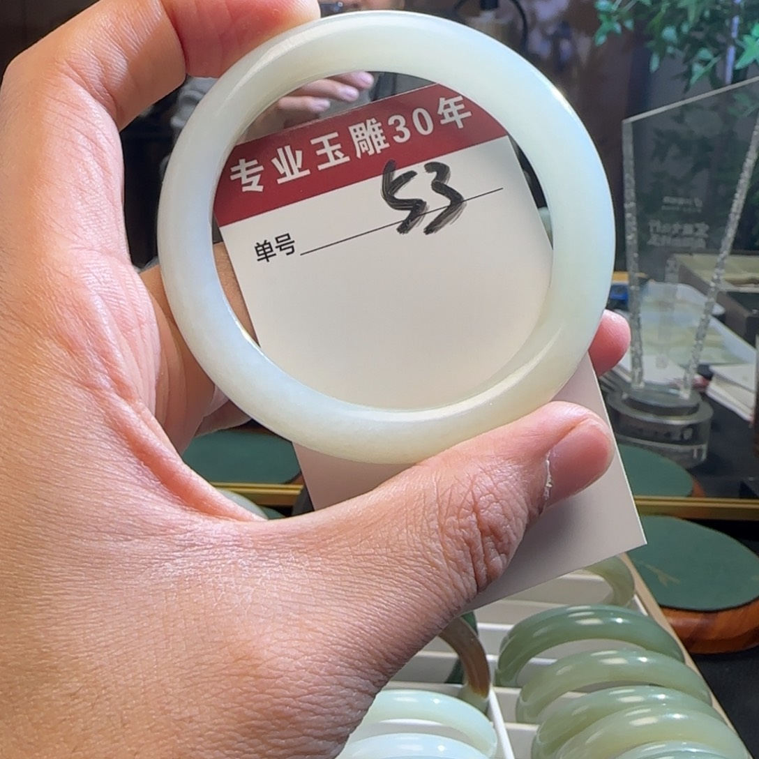 欢***行和田玉未镶嵌颈饰