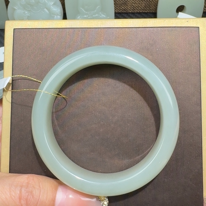 和田玉未镶嵌手镯