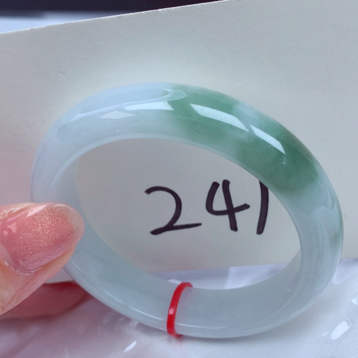 翡翠手镯未镶嵌翡翠