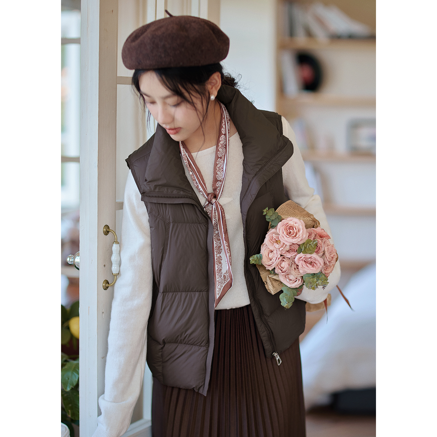 红念咖啡色立领羽绒服马甲女外套女短款冬季2025新款冬装气质上衣