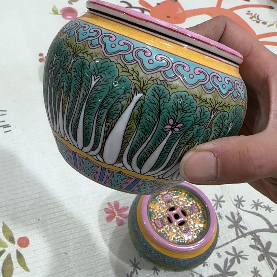 瓷片瓷器上还写满红花绿