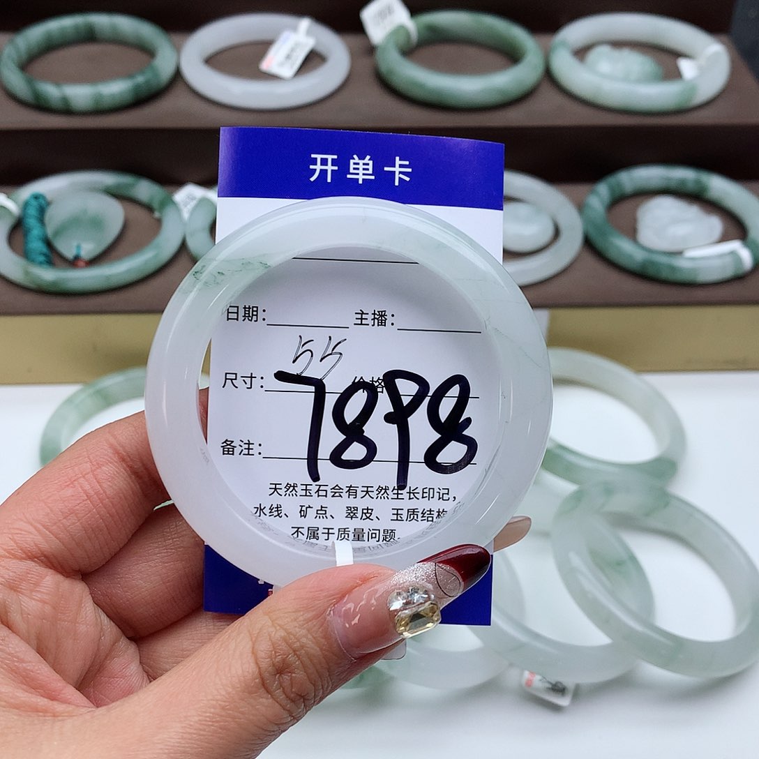 石英质玉手镯未镶嵌随**?